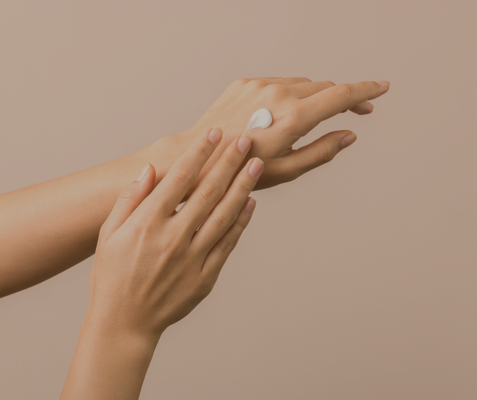 Kvinne som smører body butter uten parfyme på hendene sine.