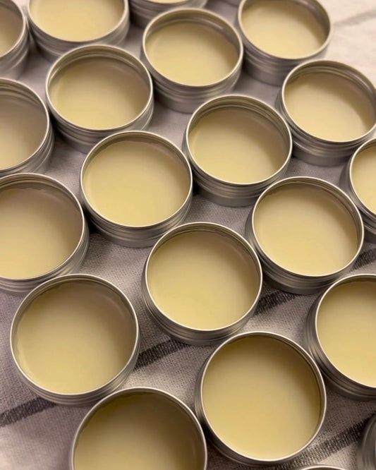 bilde av lip balm under produksjon for å vise konsistensen på produktet